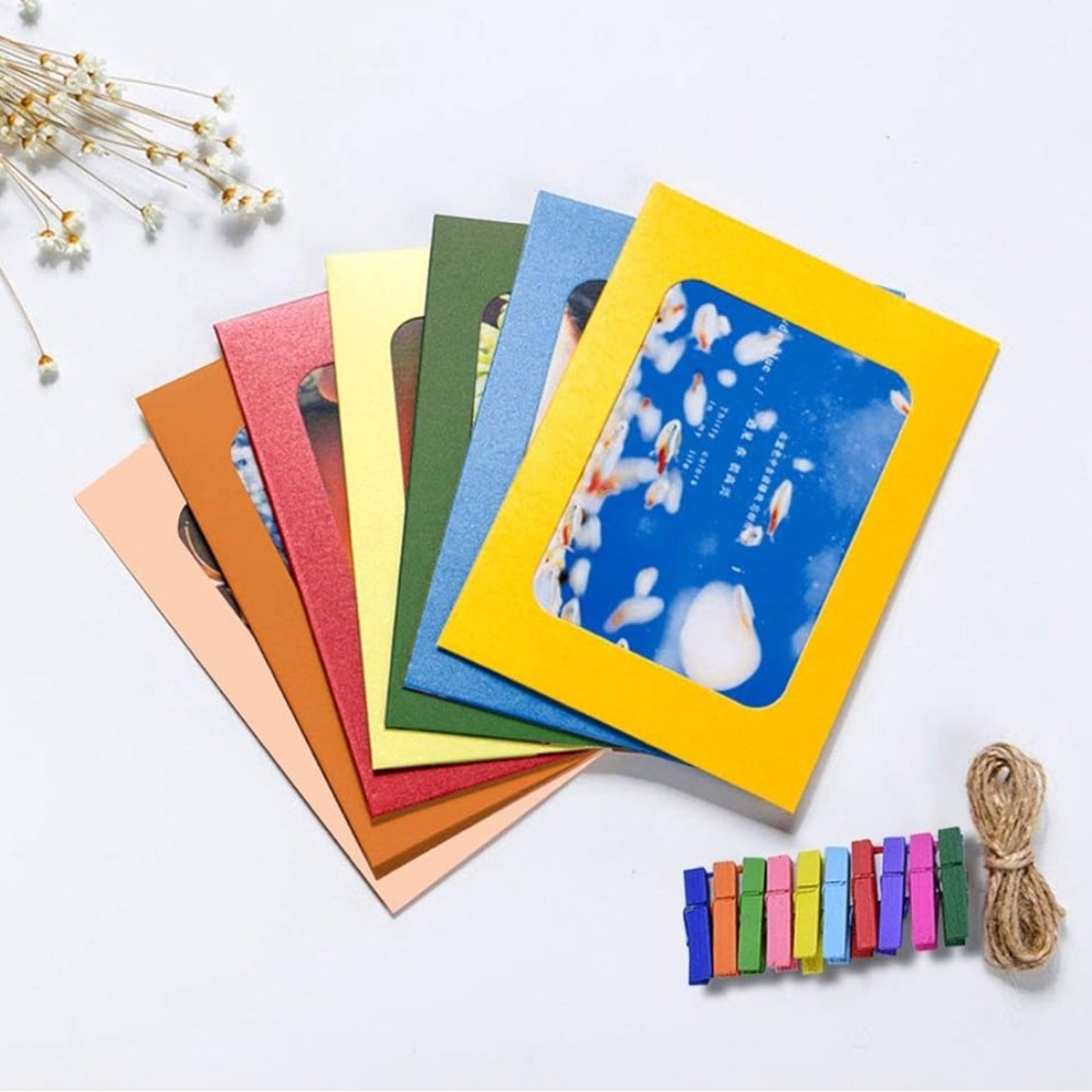 20 paper frames with clips and twine